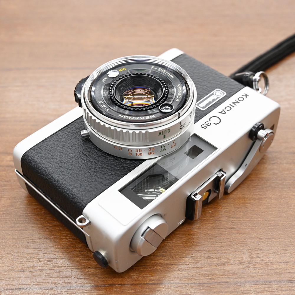 champcamera's tweet photo. #Konica C35 Flashmatic 後期型（整備済）￥22,000- by #青葉台 店

「#ジャーニーコニカ」の愛称の通り、旅先に気軽に持っていけるコンパクトな #フィルムカメラ。
自動露出×レンジファインダーで、ピント合わせに集中して撮影ができます◎
#KonicaC35Flashmatic #田園都市線
https://t.co/blrpePpzwU https://t.co/5bM3LEyBU0