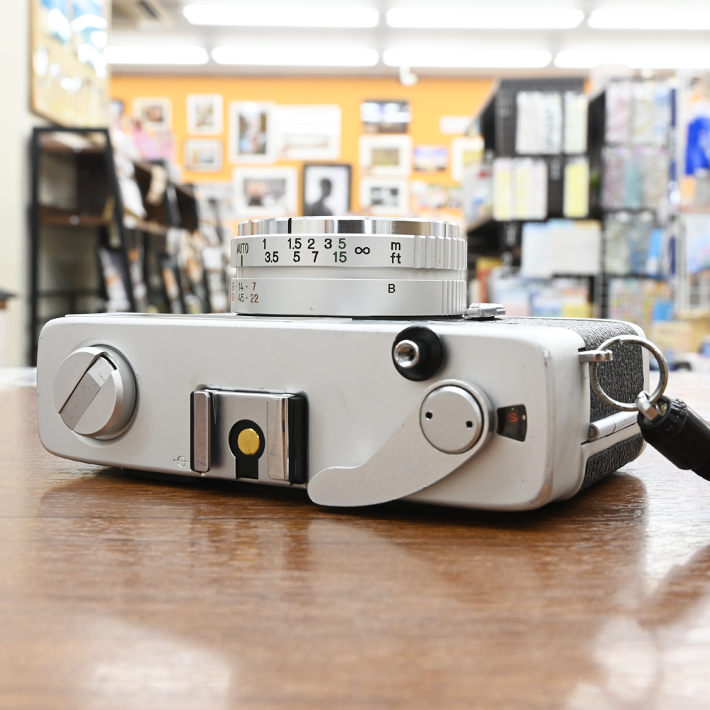 champcamera's tweet photo. #Konica C35 Flashmatic 後期型（整備済）￥22,000- by #青葉台 店

「#ジャーニーコニカ」の愛称の通り、旅先に気軽に持っていけるコンパクトな #フィルムカメラ。
自動露出×レンジファインダーで、ピント合わせに集中して撮影ができます◎
#KonicaC35Flashmatic #田園都市線
https://t.co/blrpePpzwU https://t.co/5bM3LEyBU0