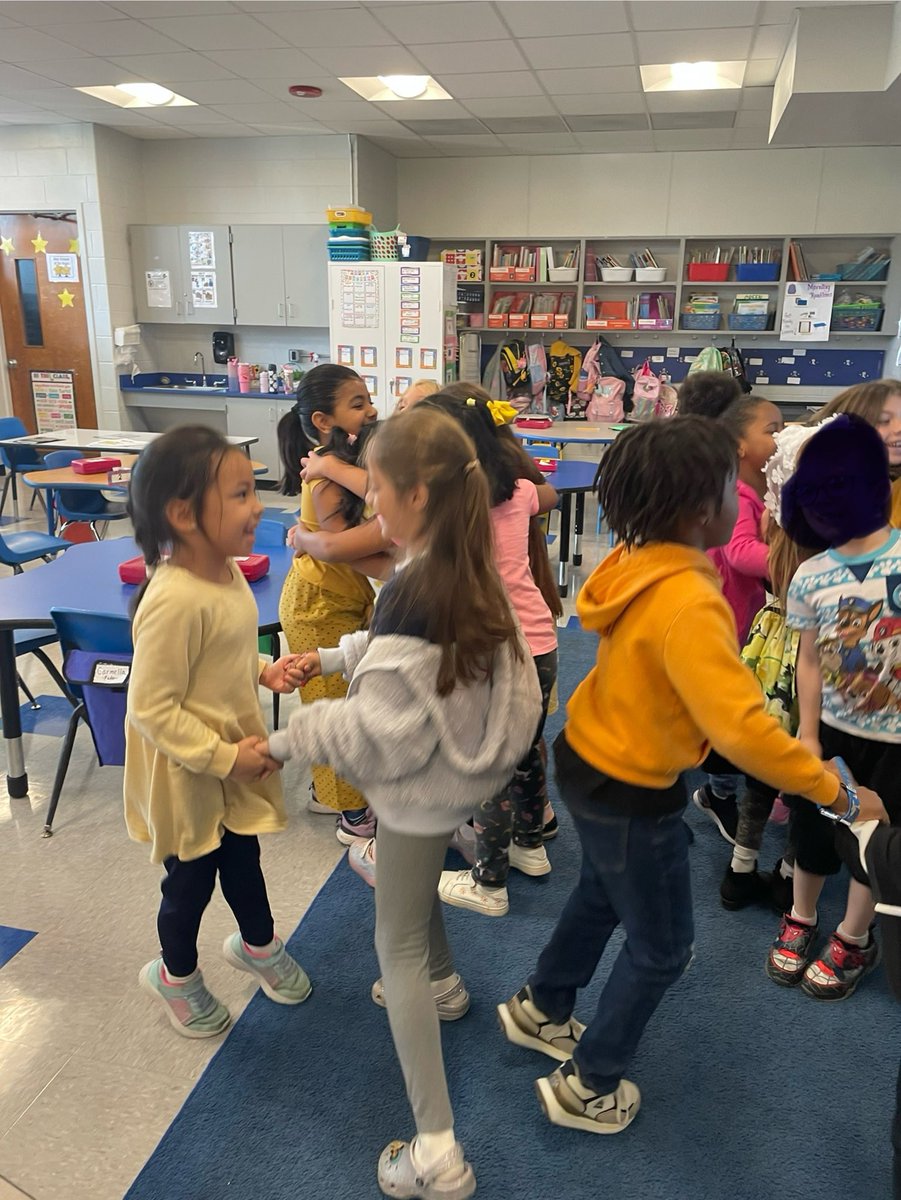 ARyderGr1's tweet photo. Dancing to the “Making New Friends” #collaborativeclassroom @LillianDriveSch https://t.co/Pv12faoiK7