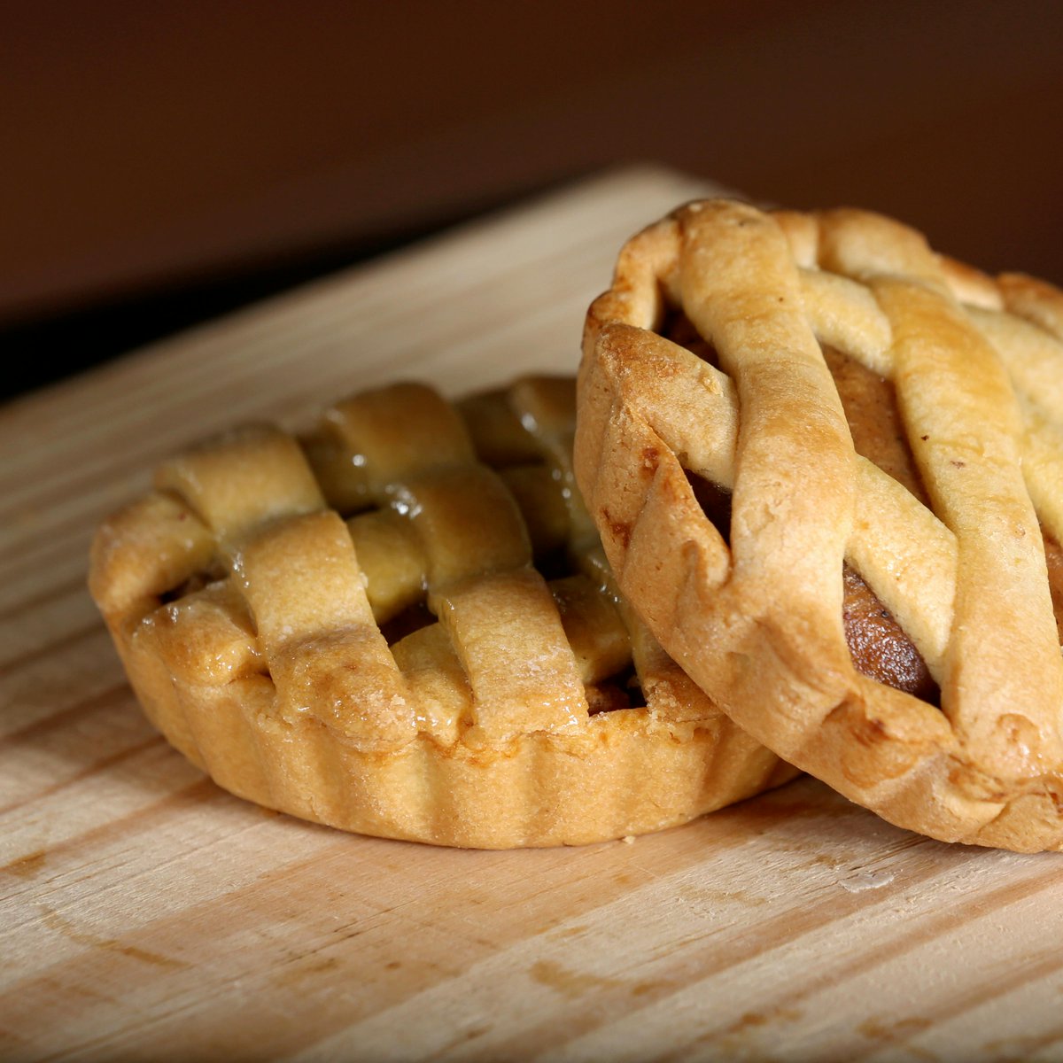 Craftyk200's tweet photo. ๐ง Butter's Role in Baking! ๐ง
In baking, butter plays a crucial role in flavor, moisture, and texture. Cold butter makes pie crusts flaky, while room-temperature butter creates light, fluffy cakes and cookies. ๐ฅง๐ฐ
#Butter #KitchenEssentials #CookingWithButter #BakingWithLove https://t.co/RsT8QXeUgS
