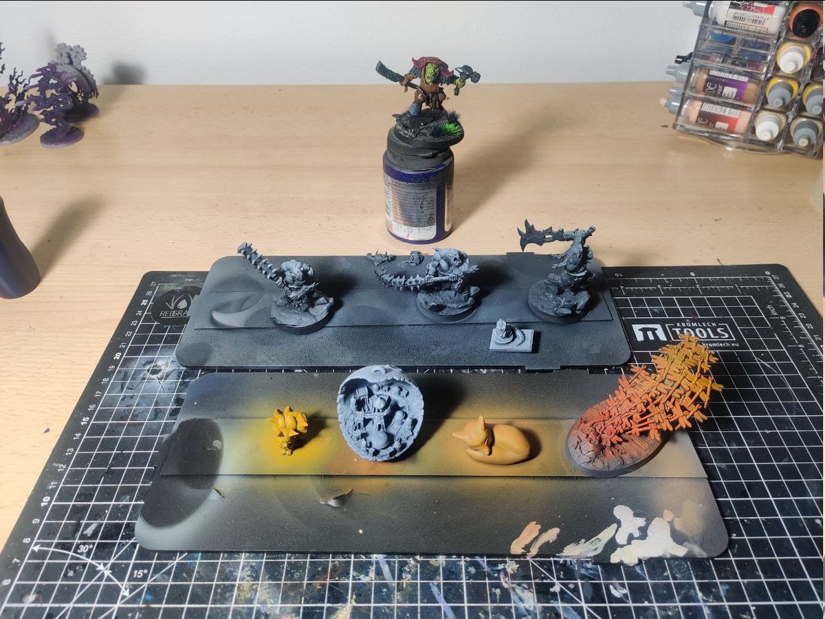 ajali_benjamin's tweet photo. #HobbyStreak day 37-39: 
Didn't post since I was sick and this website continues to suck more each day.
Airbrush priming+varnish+some color; Digital play-aids+prep for this weekends RTT; Drybrush on Lifeswarm, first layer of skin on the orruks
#WarhammerCommunity #Orktober https://t.co/8diTNmcE9a