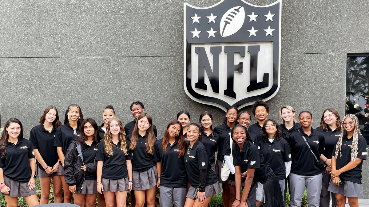 TheLAalliance's tweet photo. The Alliance had the opportunity to touch down at the @nflnetwork for a Career Lab visit where @GALAcademy students hit the gridiron and connected with NFL staff to learn about careers and roles in one of the biggest pro leagues in the world 🏈 https://t.co/o0vGi0Hd9T