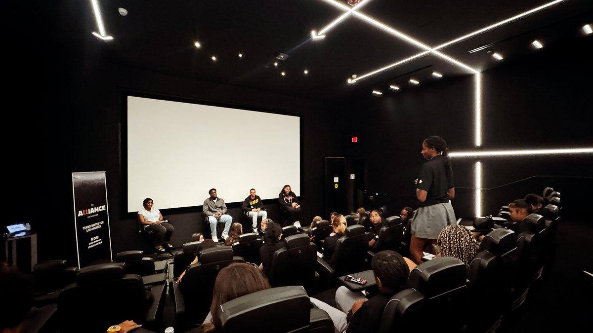TheLAalliance's tweet photo. The Alliance had the opportunity to touch down at the @nflnetwork for a Career Lab visit where @GALAcademy students hit the gridiron and connected with NFL staff to learn about careers and roles in one of the biggest pro leagues in the world 🏈 https://t.co/o0vGi0Hd9T