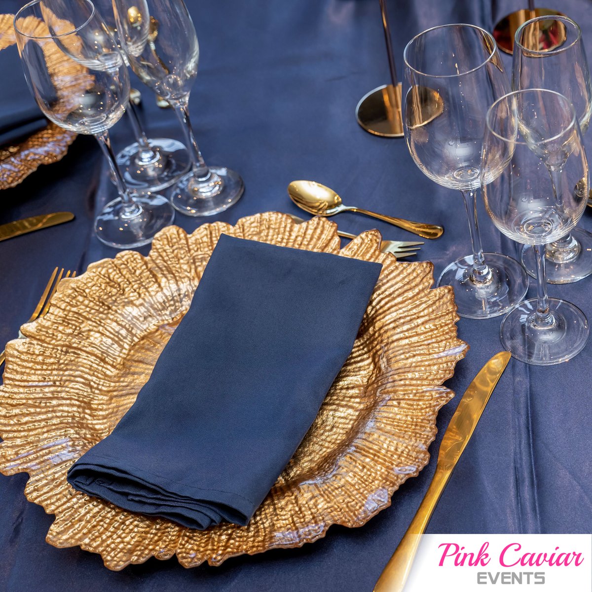 PinkCaviarEvent's tweet photo. There's something truly magical about the way navy blue enhances the golden shimmer. The textured gold charger paired with crisp navy napkins transforms this setting into pure sophistication. 🌟 https://t.co/uJfhQ0vfd6