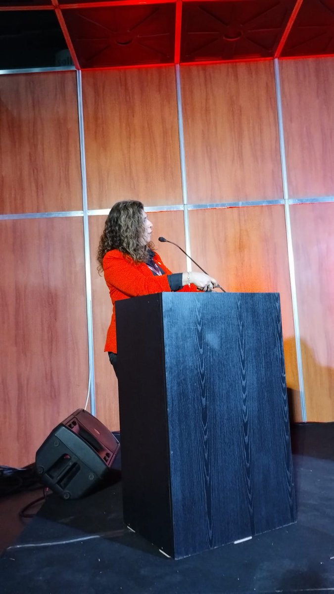 CorazonyMujer's tweet photo. 📣Imágenes imperdibles de nuestro gran comienzo de congreso @SAC_54
La Dra Rosa Barcellos hablando sobre: Isquemia miocárdica sin lesiones significativas
👉En la mesa de Cardiopatía isquémica en la mujer, ¿debo pensar distinto?
#congresosac https://t.co/hGcgpVEBUq