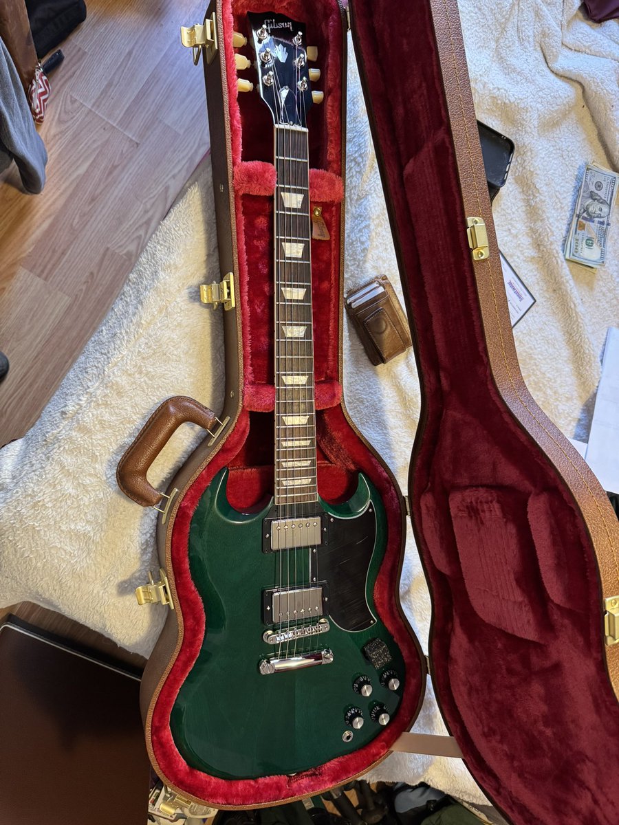 Salkencat's tweet photo. @JohnMayer @ernieball Love Ernie ball strings!! Will check them out. Loving “Life with John Mayer” too and Happy Bday to you! Mine is 12/12- early gift to myself. Cheers. Have a great day!! https://t.co/mmQWG3syRF