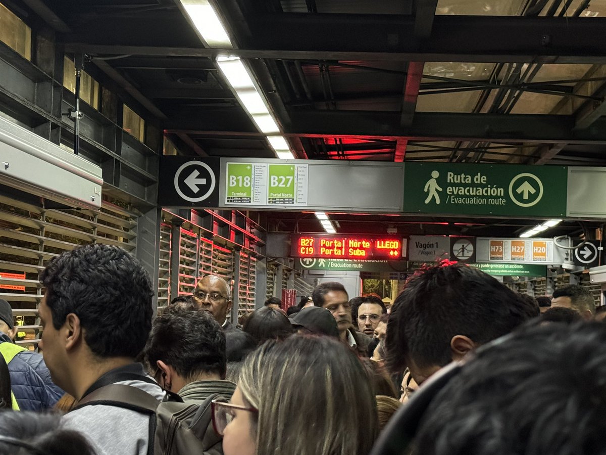 Cómo ciudadano, me da mucho pesar en lo que han convertido el servicio que presta <a href="/TransMilenio/">TransMilenio</a>, estaciones atiborradas, buses pasando con aviso de en “tránsito a patio” o “retomando servicio”; anuncian en aviso que “llegó” y no es cierto.

Y la gente? Y la calidad del servicio?