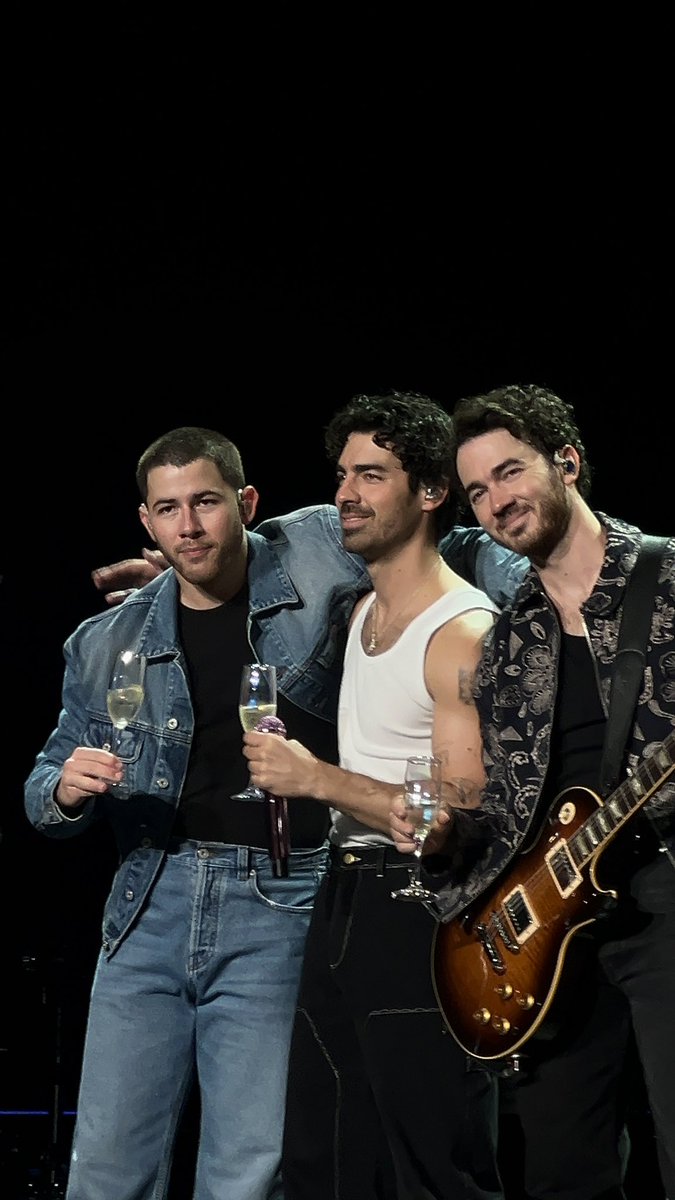 cakebythejoe's tweet photo. THROUGH THE FIRE WE MADE IT @jonasbrothers https://t.co/n3zqFxTUAH