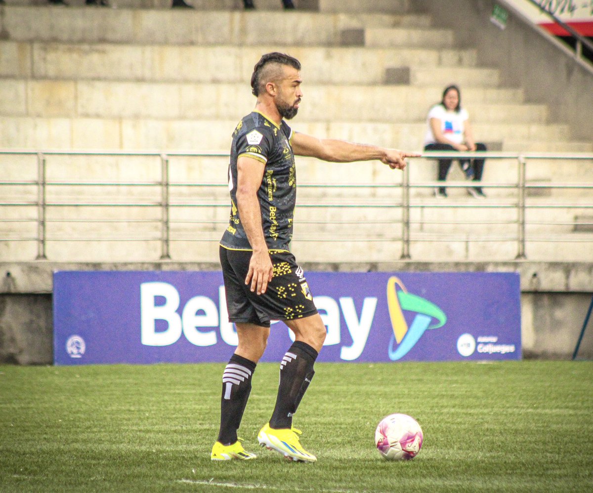 ClubLlanerosFC's tweet photo. 🗣️ ¡𝗖𝗼𝗻𝘁𝘂𝗻𝗱𝗲𝗻𝘁𝗲 𝘃𝗶𝗰𝘁𝗼𝗿𝗶𝗮 𝗽𝗮𝗿𝗮 𝘀𝗲𝗴𝘂𝗶𝗿 𝘀𝗼𝗻̃𝗮𝗻𝗱𝗼! 🅰️🐎 Derrotamos 0-4 a @RealsantanderSA,  importante resultado que nos deja más cerca de nuestro objetivo.

⚽️ 24’ PT - Verdugo, 13’ ST - Montes, 23’ ST - Mosquera, 29’ ST - Ospina. https://t.co/fUTwGxbhO4