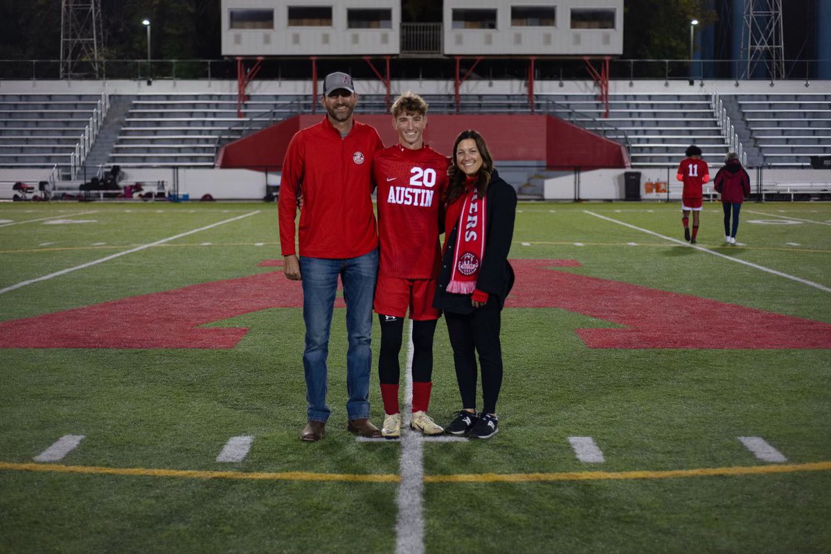 taymatj's tweet photo. Proud of this young man, great season despite the injuries.  #GoPack https://t.co/LghXl4MHXf