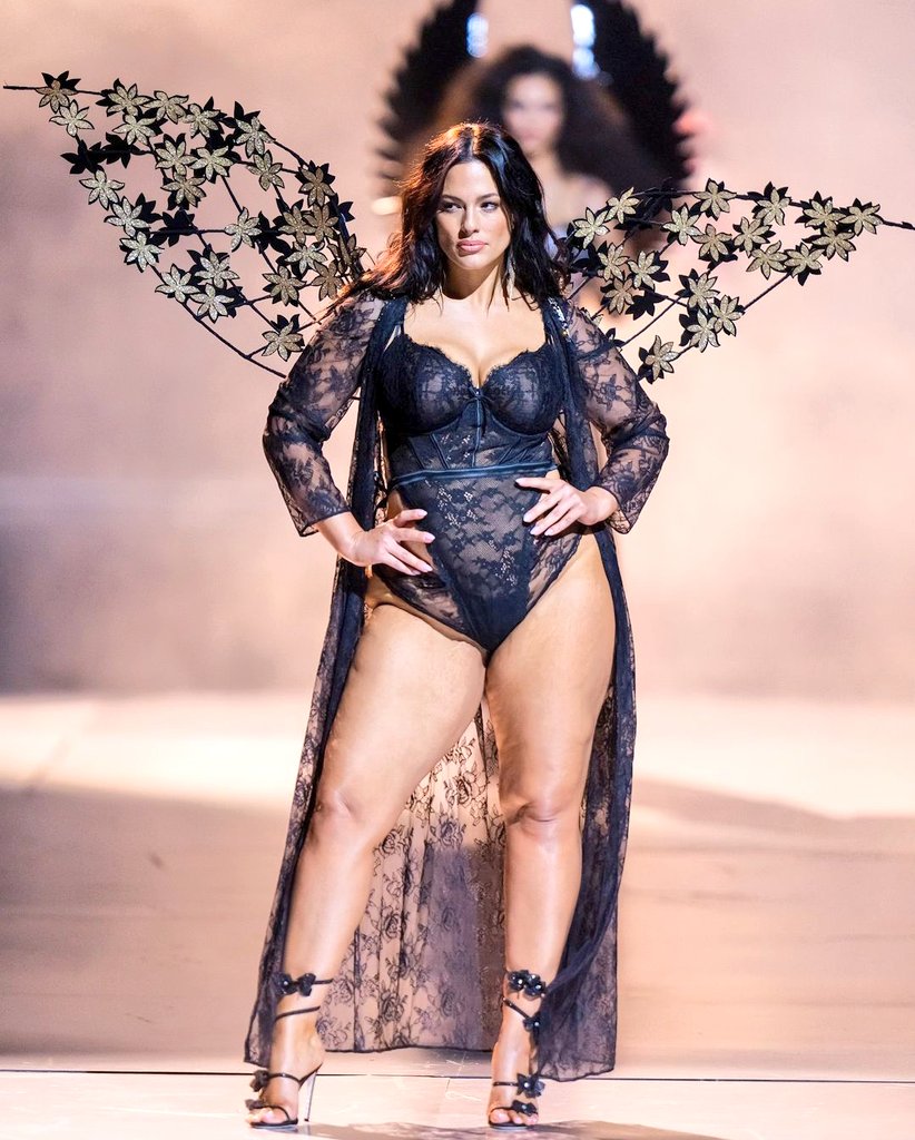 MuyGenia's tweet photo. Y aquí @ashleygraham modelo curvy #ModeloPlusSize en @VictoriasSecret ¡Belleza! 😍 https://t.co/1mqV8OLYo4