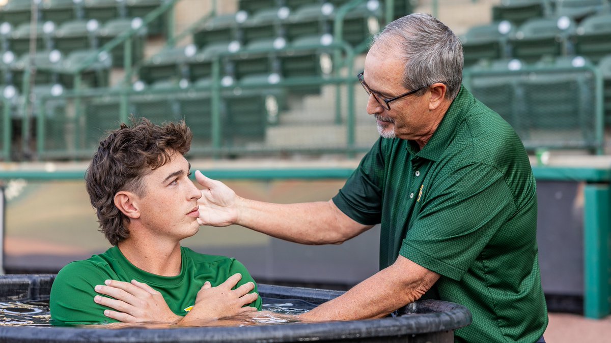 𝘽𝙞𝙜𝙜𝙚𝙧 𝙏𝙝𝙖𝙣 𝘽𝙖𝙨𝙚𝙗𝙖𝙡𝙡 🙌

Such a special day at Baylor Ballpark as seven of our players publicly declared their faith and were baptized at home plate!

#SicEm 🐻⚾️ | #Together