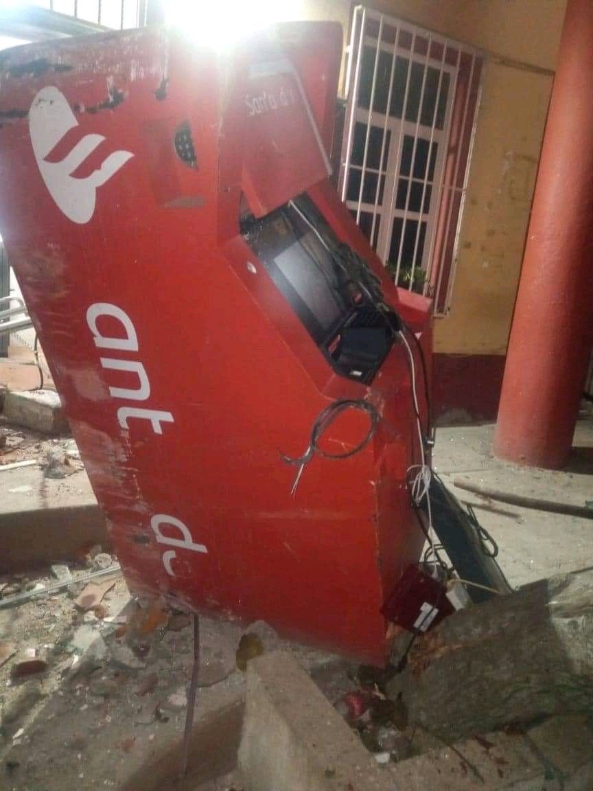 ZonaRoja_Oaxaca's tweet photo. Ni el palacio municipal se salva de los delincuentes. 

Sujetos armados intentaron robar cajeros automáticos en el municipio de Unión Hidalgo, #Oaxaca. 

No lograron su objetivo pero sí se llevaron una patrulla municipal, que después abandonaron.  

No hay detenidos. https://t.co/ETOGmgWXe8