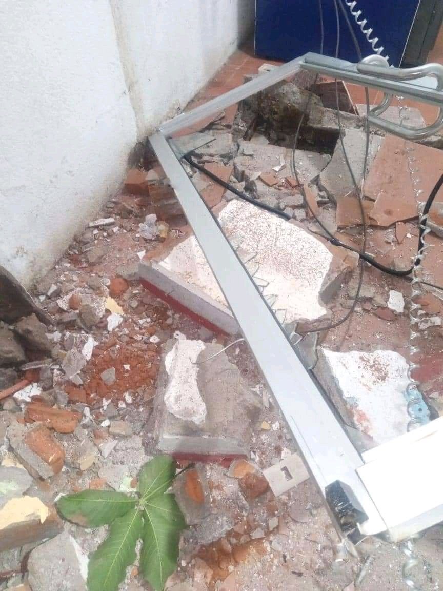 ZonaRoja_Oaxaca's tweet photo. Ni el palacio municipal se salva de los delincuentes. 

Sujetos armados intentaron robar cajeros automáticos en el municipio de Unión Hidalgo, #Oaxaca. 

No lograron su objetivo pero sí se llevaron una patrulla municipal, que después abandonaron.  

No hay detenidos. https://t.co/ETOGmgWXe8