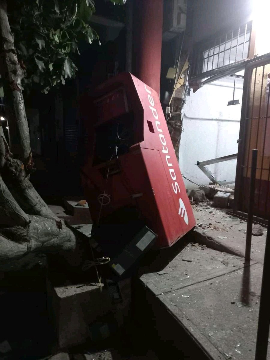 ZonaRoja_Oaxaca's tweet photo. Ni el palacio municipal se salva de los delincuentes. 

Sujetos armados intentaron robar cajeros automáticos en el municipio de Unión Hidalgo, #Oaxaca. 

No lograron su objetivo pero sí se llevaron una patrulla municipal, que después abandonaron.  

No hay detenidos. https://t.co/ETOGmgWXe8