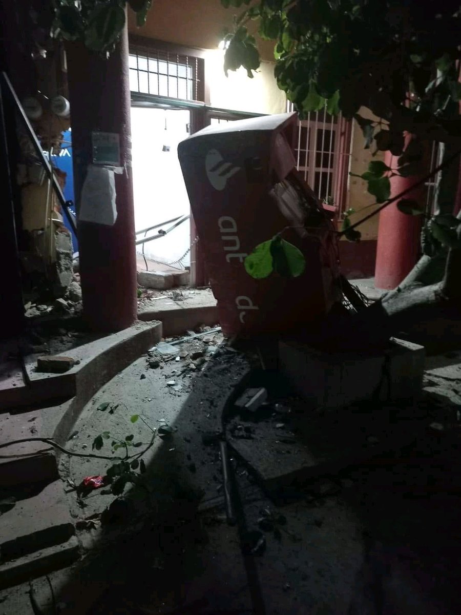 ZonaRoja_Oaxaca's tweet photo. Ni el palacio municipal se salva de los delincuentes. 

Sujetos armados intentaron robar cajeros automáticos en el municipio de Unión Hidalgo, #Oaxaca. 

No lograron su objetivo pero sí se llevaron una patrulla municipal, que después abandonaron.  

No hay detenidos. https://t.co/ETOGmgWXe8