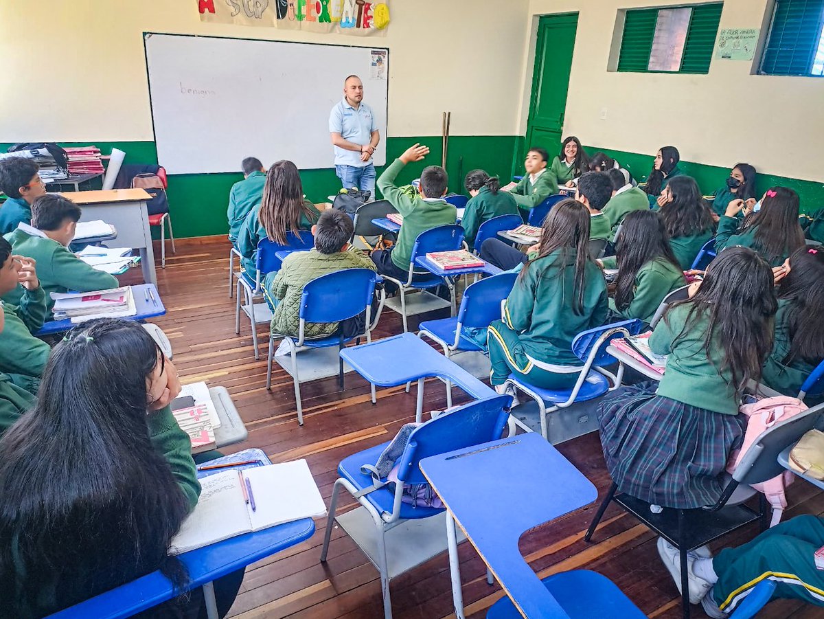 MovilidadCundi's tweet photo. 🚸 La #SeguridadVial llega a los colegios de #Zipaquirá.

👦🏻👧🏽 Visitamos la Institución Educativa Municipal Cundinamarca, donde 335 estudiantes, entre niños, niñas y adolescentes, participaron en actividades pedagógicas sobre:

✔️ Los actores viales más vulnerables.
✔️ Normas y señales de tránsito.
✔️ Seguridad en bicicletas, motocicletas y automóviles.
✔️ Comportamientos seguros en la vía.

¡Continuamos fomentando una cultura vial responsable desde las aulas!

#CundinamarcaSegura 🚴‍♀️🚗