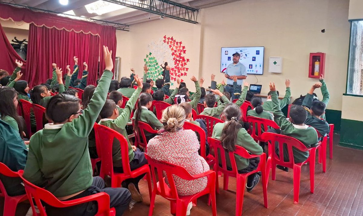 MovilidadCundi's tweet photo. 🚸 La #SeguridadVial llega a los colegios de #Zipaquirá.

👦🏻👧🏽 Visitamos la Institución Educativa Municipal Cundinamarca, donde 335 estudiantes, entre niños, niñas y adolescentes, participaron en actividades pedagógicas sobre:

✔️ Los actores viales más vulnerables.
✔️ Normas y señales de tránsito.
✔️ Seguridad en bicicletas, motocicletas y automóviles.
✔️ Comportamientos seguros en la vía.

¡Continuamos fomentando una cultura vial responsable desde las aulas!

#CundinamarcaSegura 🚴‍♀️🚗