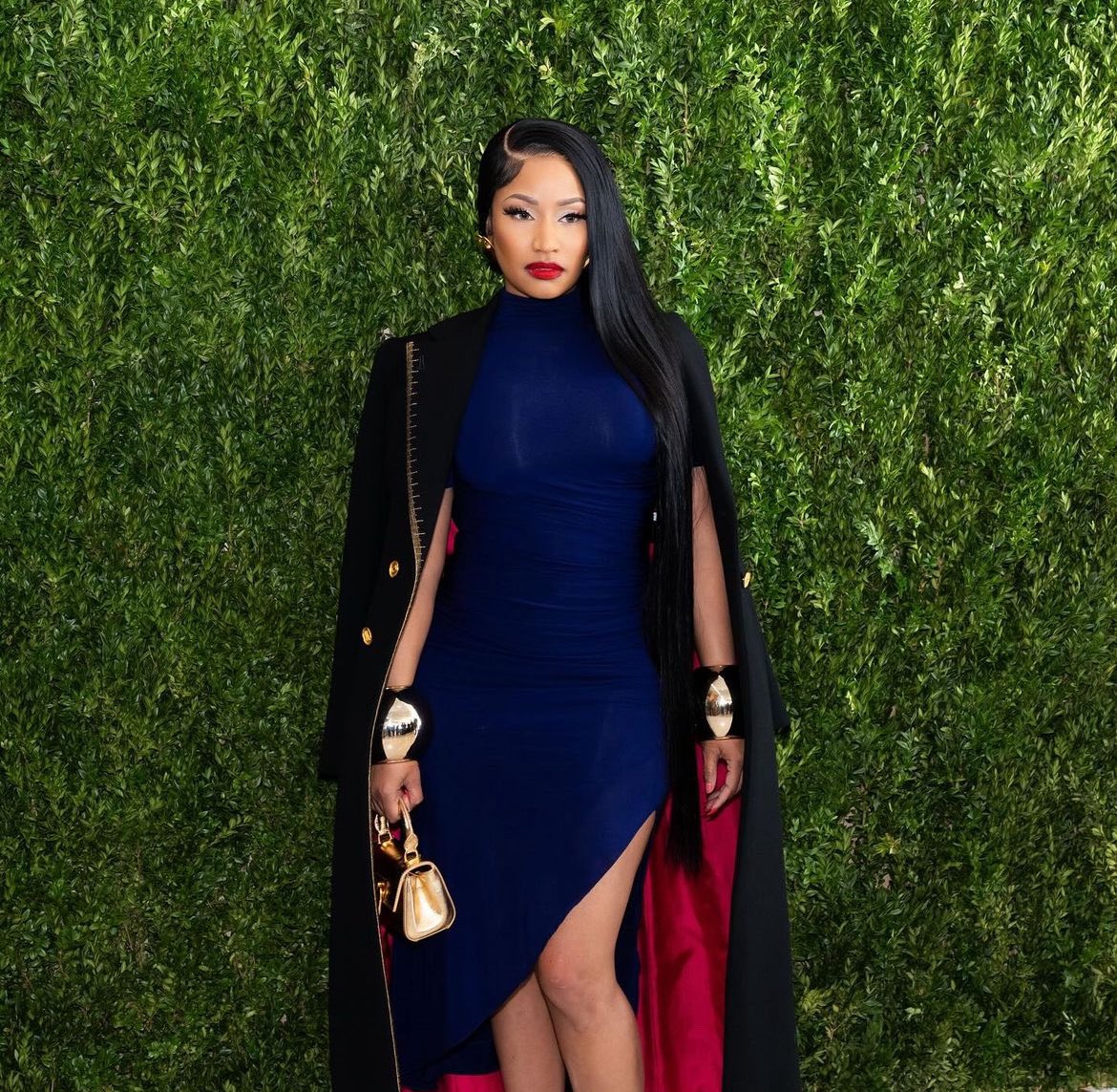 nicki minaj in blue dress The blue dress of Nicky Minaj in the clip, Moments 4 Life