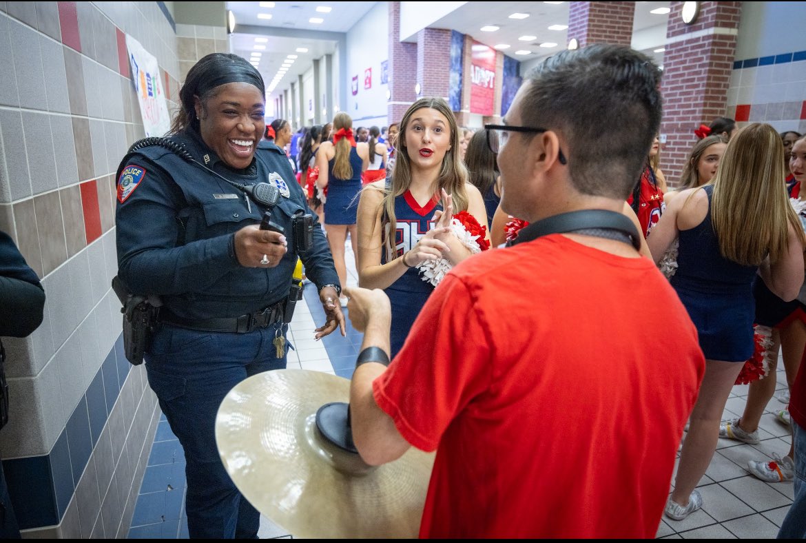 HumbleISD_AHS's tweet photo. Thank you, Officer Payne and Officer Keith, for protecting and supporting the students, faculty, and staff at the 🅰️! @HumbleISD @HumbleISD_EOC https://t.co/Y9ZwBF7LYB