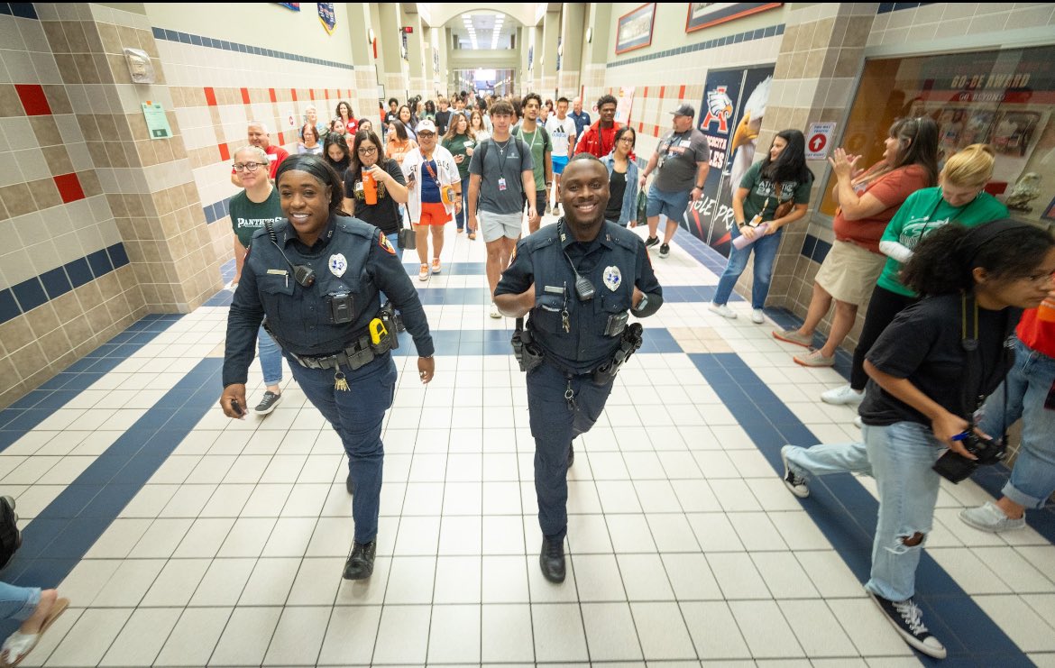 HumbleISD_AHS's tweet photo. Thank you, Officer Payne and Officer Keith, for protecting and supporting the students, faculty, and staff at the 🅰️! @HumbleISD @HumbleISD_EOC https://t.co/Y9ZwBF7LYB