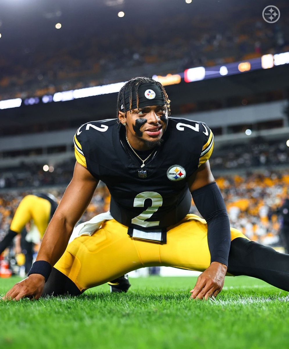 MLFootball's tweet photo. The #Steelers and quarterback Justin Fields were just 6 points away from being UNDEFEATED, 6 and 0 this season.

🤯

FIELDS DESERVES TO THE PITTSBURGH QB1.

(Via: @Gaige_returns) https://t.co/YVyRUQvWgv