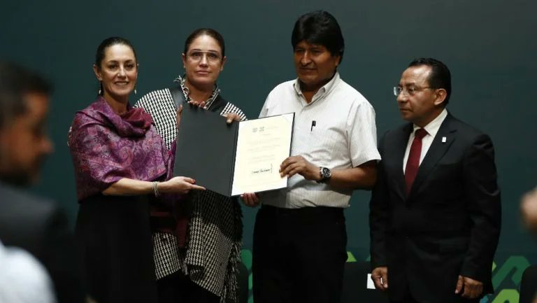 AmerangelLorenz's tweet photo. Según los últimos reportes, Evo Morales violó niñas en México cuando estuvo asilado en nuestro país en 2019.

Esto mientras el gobierno de #Morena le daba vida de rey y Sheinbaum lo reconocía como huésped distinguido en la CDMX.

Qué miserables. https://t.co/sLXGaFVD7G