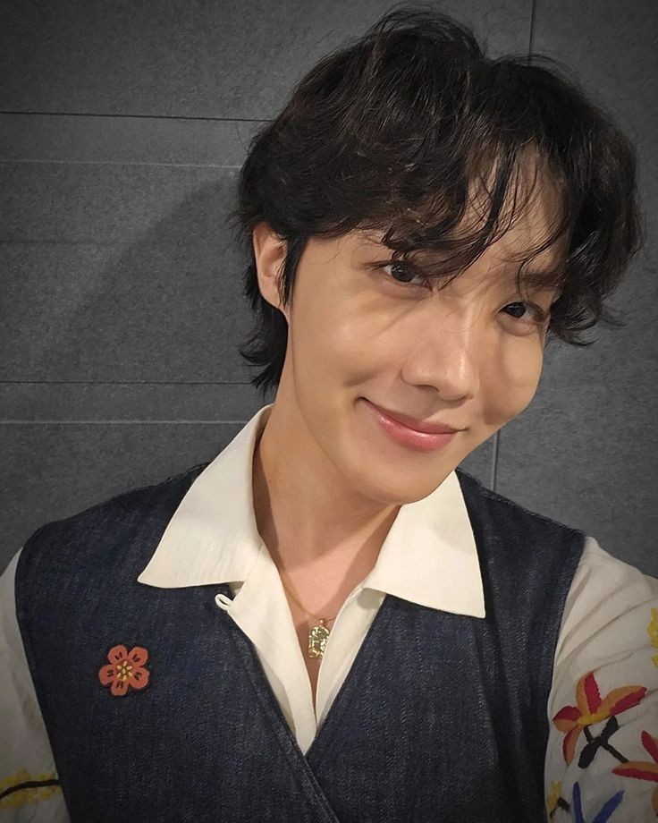 connvfx's tweet photo. SIGAMOS COMENTANDO POR HOBI‼️

HOPE RIGHT HERE
HOPE ON THE STREET
JUNG HOSEOK IS BACK
J-HOPE IS COMING
WE LOVE YOU J-HOPE 
WELCOME BACK J-HOPE
WE ARE SO PROUD OF J-HOPE
#OurPieceOfPeacelsHere
#To_Be_continued_218 https://t.co/Y2Hyj6fASp
