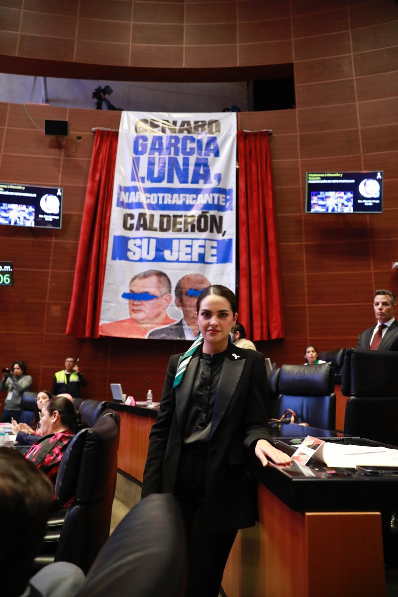 AndreaChavezTre's tweet photo. En tiempos de Calderón, y con su narcosecretario García Luna a cargo de la seguridad, Cd. Juárez se convirtió en un infierno.

El homicidio creció un 2000% en un año, los puentes exponían cuerpos, y las balas sustituían al despertador.

Ni en 38 años podremos olvidarlo. https://t.co/rPiVi6PTyn