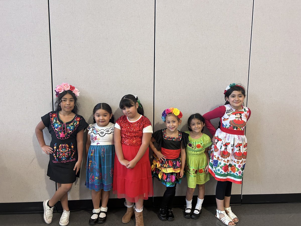 MsamayaK's tweet photo. Hispanic Heritage Month! We celebrated in many ways. Thanks to @hscavazos for allowing our school activities, we truly appreciate you.  Also @FrankLu49133557 and @MaryLiG7 for participating right along with us. Always all in for kids. 💕 @cishouston @KENNEDYesHISD https://t.co/4djGTAkRrF