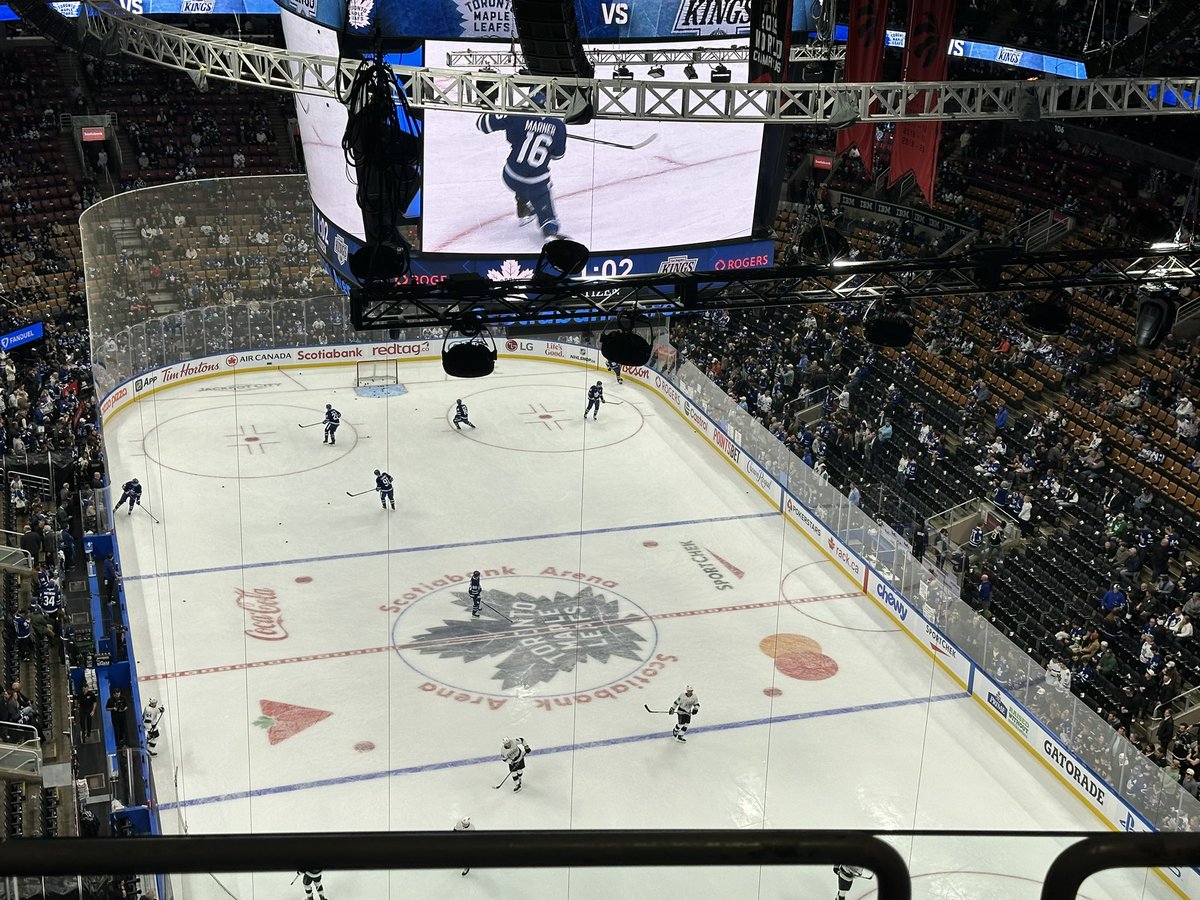 Foto_Gurl's tweet photo. #LeafsForever enjoying the fan deck tonight!! Go leafs go!! @TheFordFANatic @_stephaniek https://t.co/v45YXcwKi3