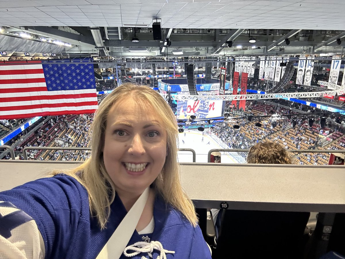 Foto_Gurl's tweet photo. #LeafsForever enjoying the fan deck tonight!! Go leafs go!! @TheFordFANatic @_stephaniek https://t.co/v45YXcwKi3