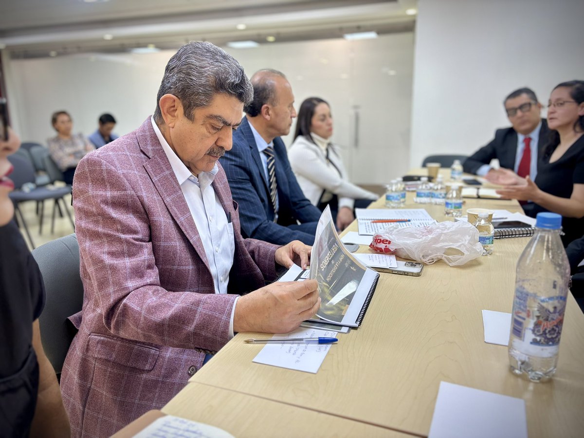 ManuelEspino's tweet photo. Por la tarde nos reunimos la Dip. Amalia López, expertos en la investigación de los usos del #Hemp y el Dip. Juan Antonio González, para apoyar e impulsar su iniciativa en materia de “Regulación del uso y etapas de producción y comercialización del #Cáñamo”. Una propuesta que permitirá generar desarrollo económico y sostenible en múltiples regiones del país.