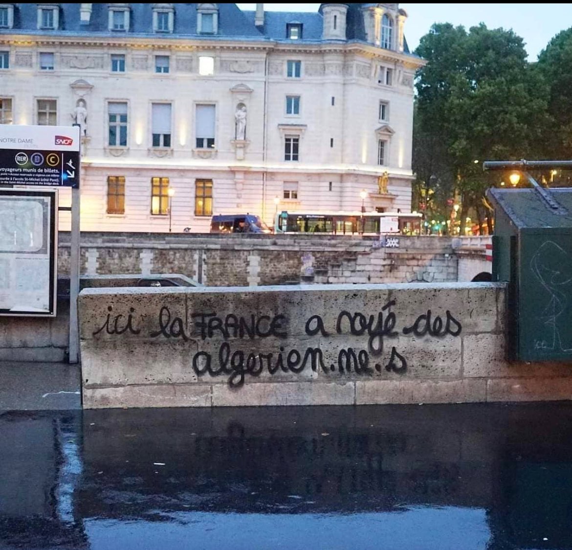 Le 17 octobre 1961, la police française a tué plus de 200 algériens et algériennes dans la Seine à Paris. 

La plus jeune n’avait que 15 ans et s’appelait Fatima Bedar. 

On n’oubliera pas tant que justice ne sera pas faite ✊🏽🇩🇿