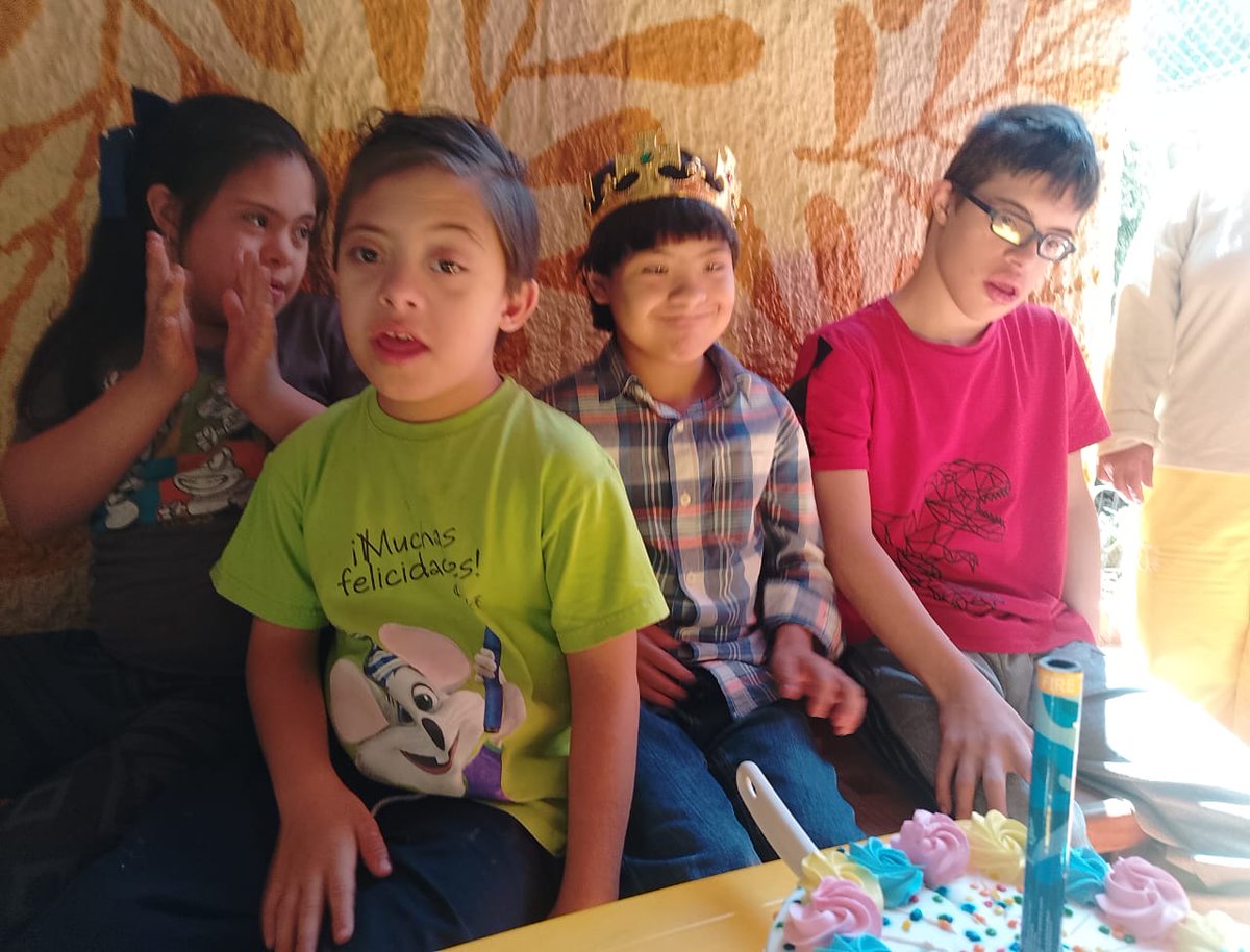 lacasadown's tweet image. El viernes pasado celebramos el cumpleaños de nuestro querido alumno Iván. Con mucho cariño le deseamos felicidad, salud y que siga celebrando muchos, muchos cumpleaños más con nosotros.
¡Felicidades! 

#LaCasaDown #LCDG #sindromededown #downsyndrome #trisomia21 #cumpelaños