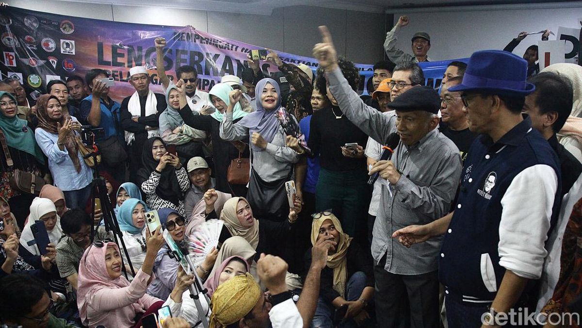 ORANG SAKIT

Teriak makzulkan Pak Jokowi, lengserrkan Jokowi, hukum dan adili Jokowi ..
Emang apa hasilnya? Capek iya, dapat hasil enggak...bodoh apa pinter sih ?🤦😀