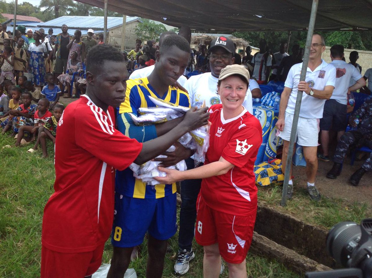 AtiotaTouni's tweet image. Un Gala de football a meublé les activités de la journée de ce mercredi sur le terrain du lycée #Defalé, les équipes féminines et masculines de defalé et celles des communes d'Arbois et les planches-près-d'Arbois se sont confrontées dans une ambiance chaleureuse et conviviale.