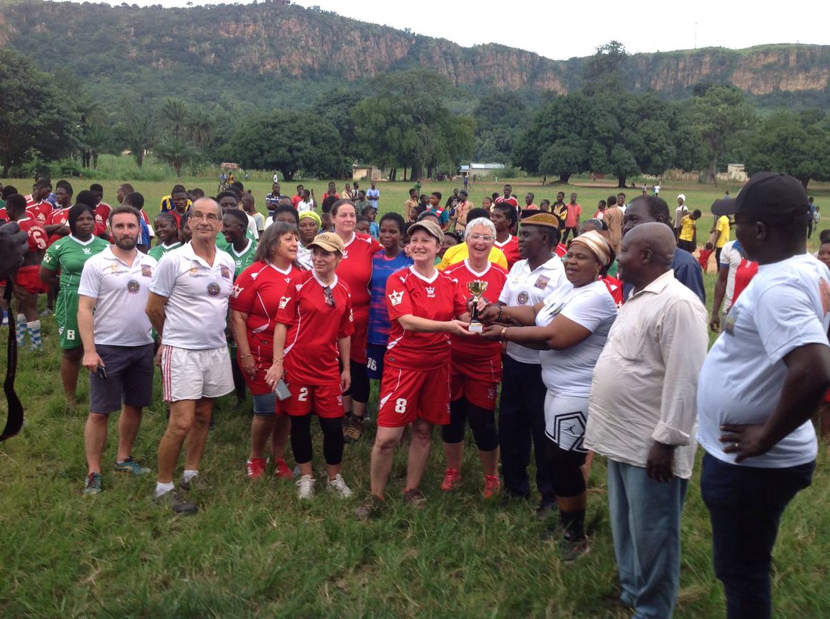 AtiotaTouni's tweet image. Un Gala de football a meublé les activités de la journée de ce mercredi sur le terrain du lycée #Defalé, les équipes féminines et masculines de defalé et celles des communes d'Arbois et les planches-près-d'Arbois se sont confrontées dans une ambiance chaleureuse et conviviale.