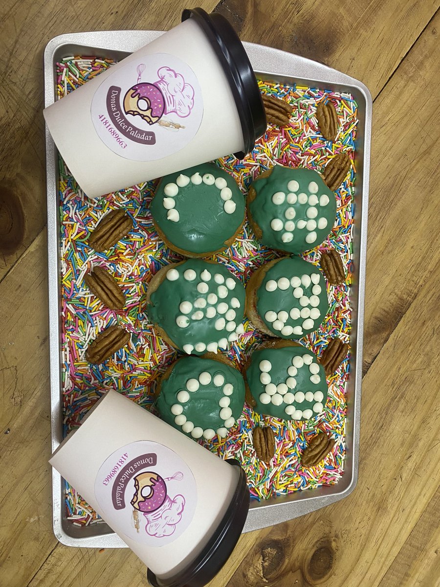 Vanessa52186066's tweet photo. En este mundo la vida es difícil , pero tú @adrianm10 eres mi inspiración💚, gracias por tener luz y dar alegría a tanta gente 🫶. 
Pueden comprar deliciosos rellenitos de diversos sabores 🤤, personalizados de el rey del rating .
#PDSPCAM 💚 #Donera ♥️ https://t.co/nGfZd3ulNW
