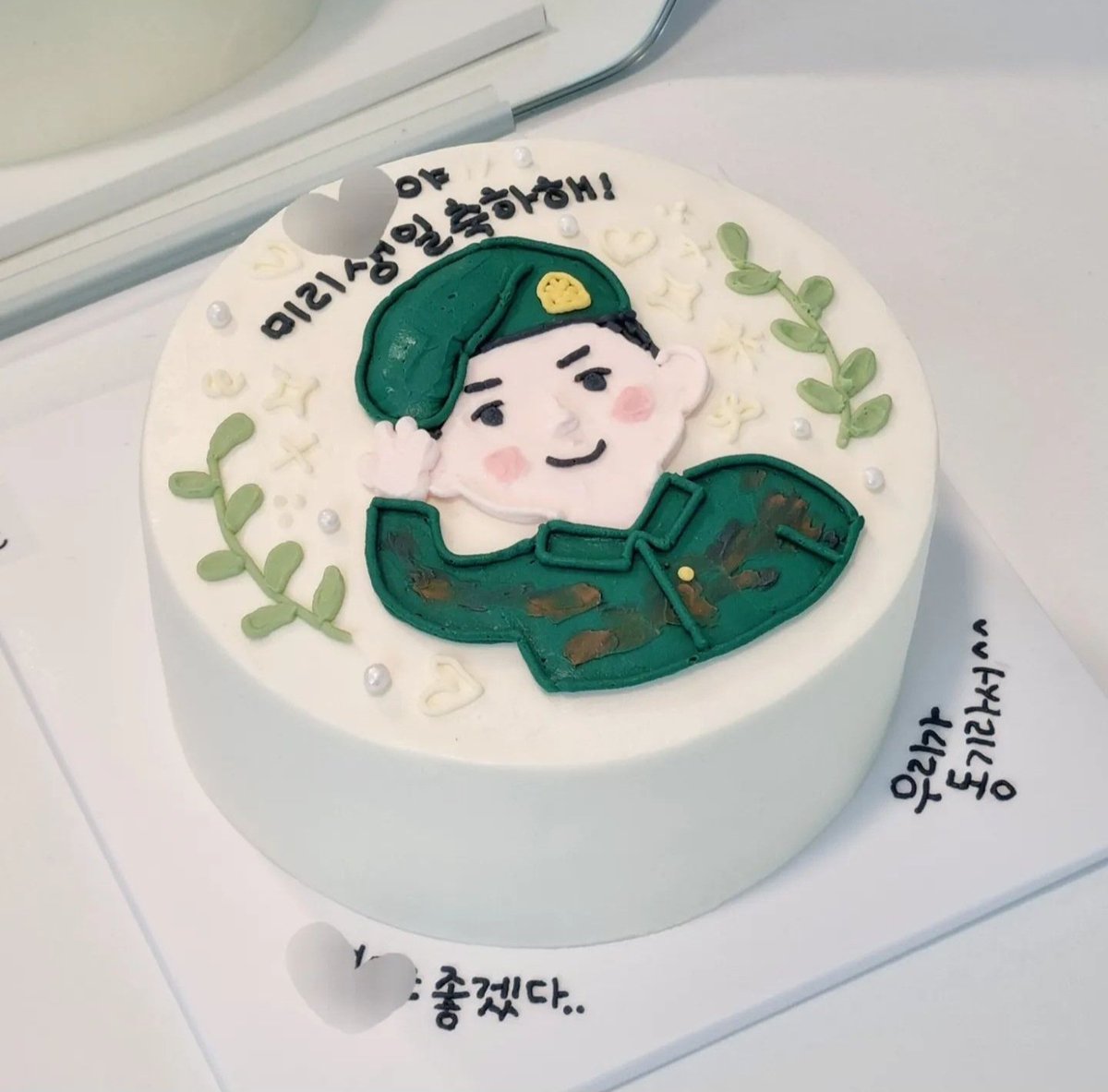 WNOisS2's tweet photo. 군대 동기들이 레터링케이크 맞춤제작해서 옹이 생일 축하해준거 너무 훈훈하고 따숩다🎂💚

#옹성우 https://t.co/3YQTGvqgVz