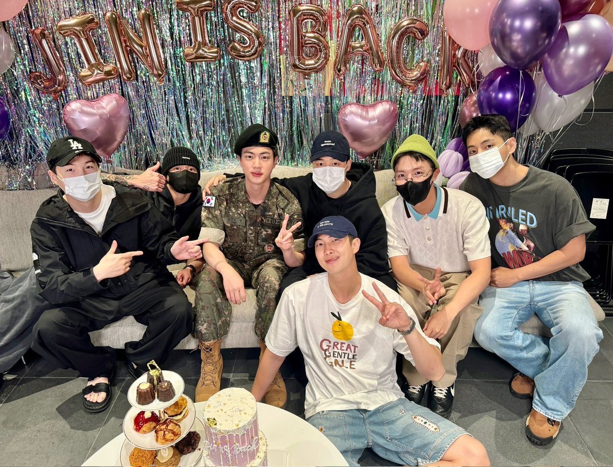 haru_miel's tweet photo. この日のハグと離したくないって感じに掴んだ手ほんとに好き💜💚ꕀ.⋆
後ろのナムさん🎷がまたいい味出してて~👏✨
昨日グクがウィバに来てくれて🐰
今日は集合はないのかな~🥲︎
早くグテに会いたい7人のバンタンに会いたい🥹
頑張って待つぞ〜あと #D237
#taekook https://t.co/ZlBGHA4EzL