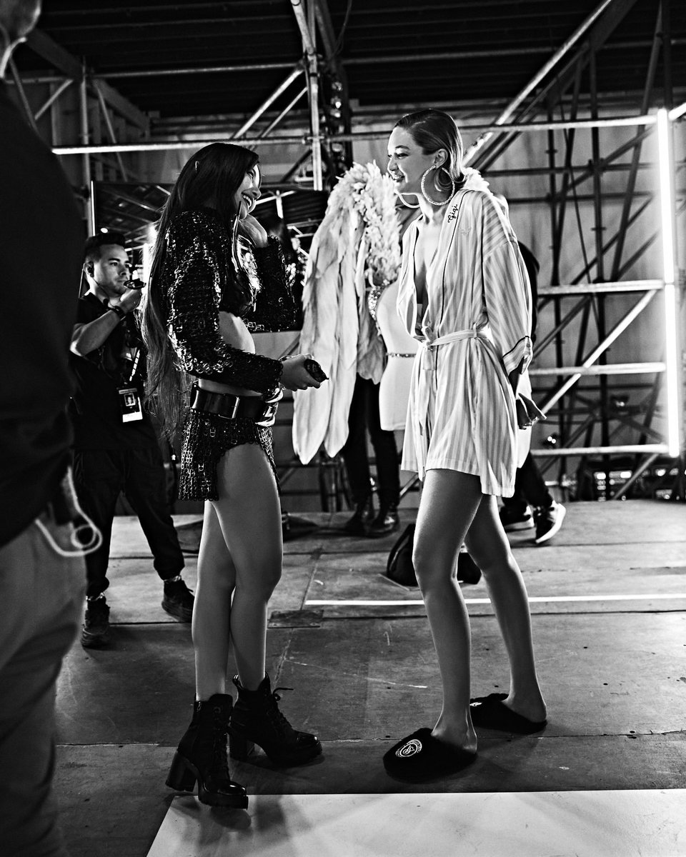 LISA &amp; Gigi Hadid ✨ https://t.co/TNwfmVFgTM
