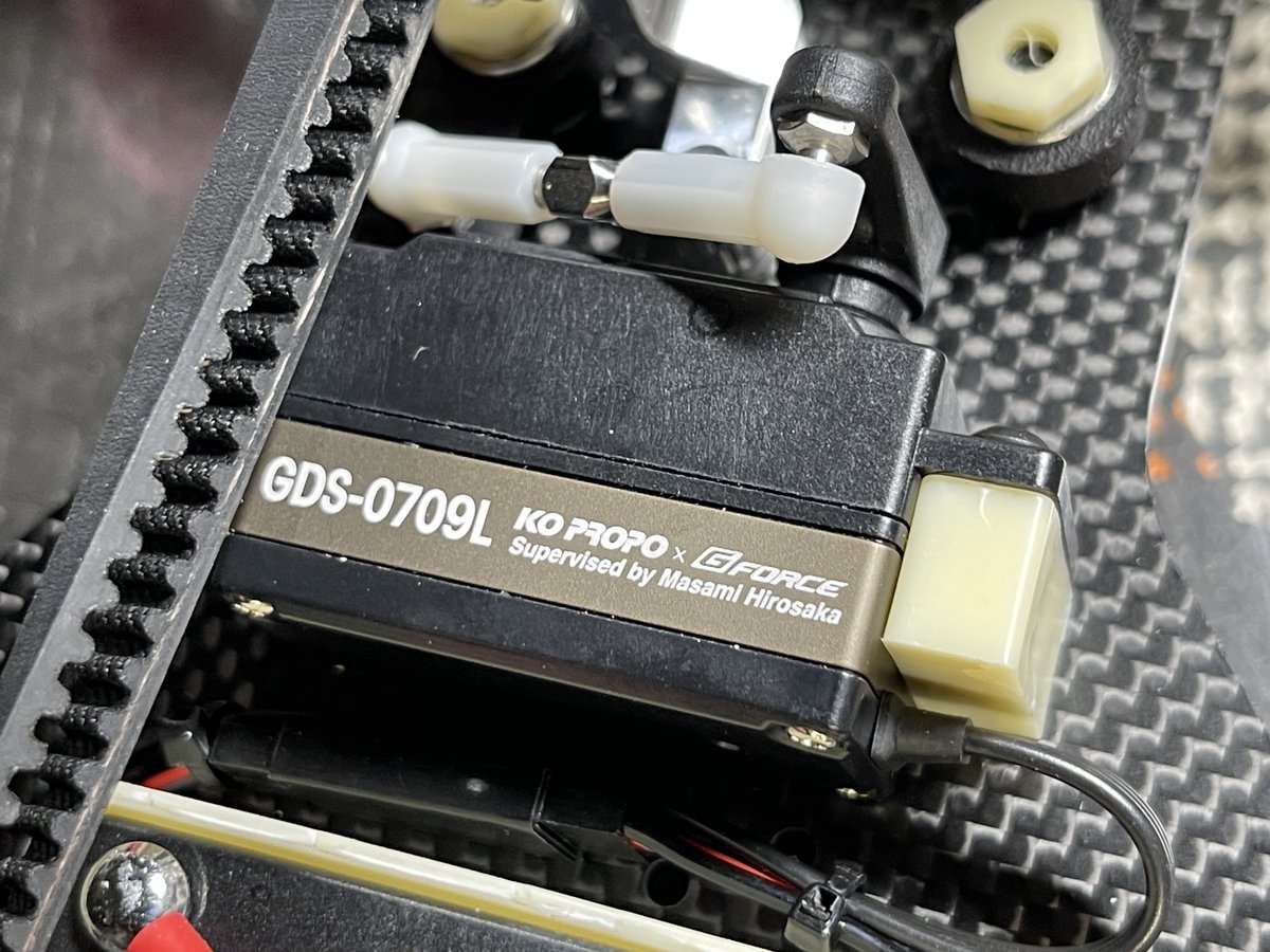 dryhop_ito's tweet photo. RC10TEN4.1 2号車がもう少しで完成です!
サーボはもちろんGDS-0709L
サーボの特性が素敵なのはもちろん
スペースも稼げるのでスッキリ纏まります。
TEN4.1にYZ870Cのホイールを装着可能な
ハブを発売予定です^^
#GFORCE
#GDS0709L
#FactoryWorks
#TEN4
#4WD https://t.co/gy00rRbRWX