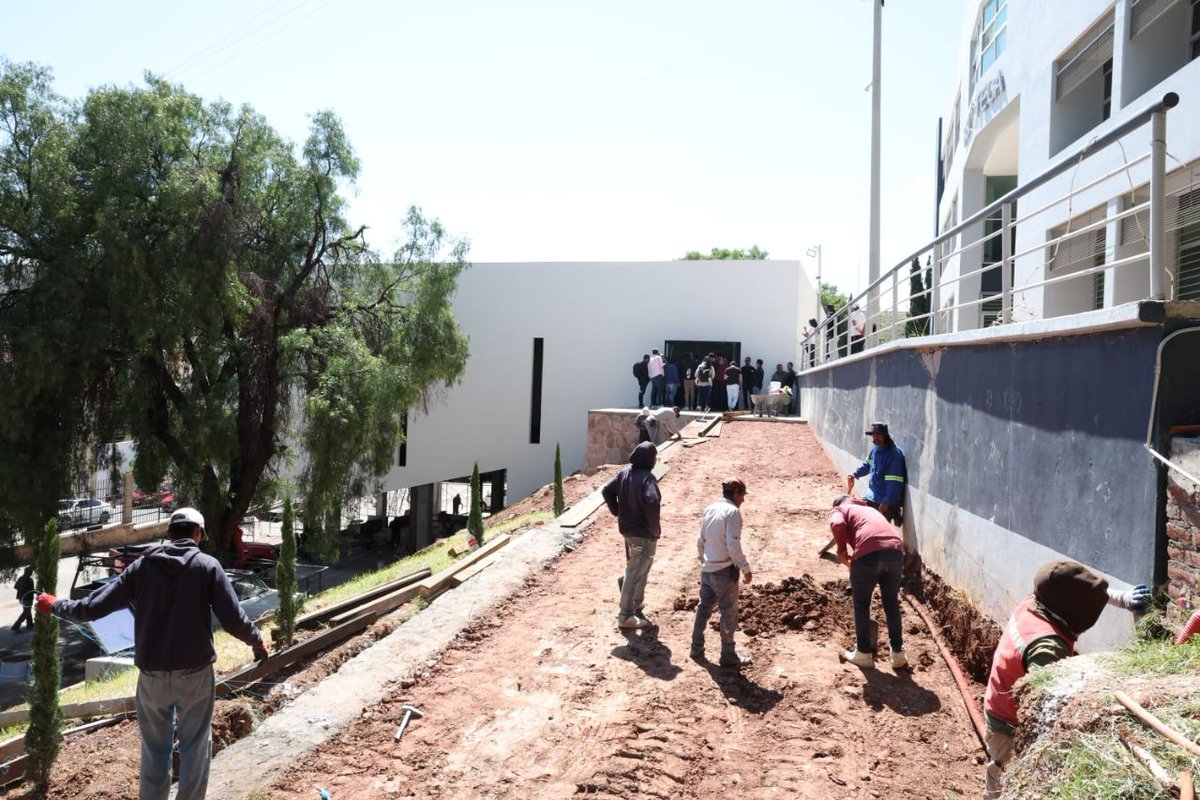 DavidMonrealA's tweet photo. Realizamos la supervisión de los trabajos de construcción del nuevo auditorio en la Unidad Académica de Contaduría y Administración de la Universidad Autónoma de Zacatecas. Vamos a seguir fortaleciendo la infraestructura educativa para nuestra máxima casa de estudios, para que la comunidad estudiantil tenga espacios dignos en su desarrollo académico. Pronto realizaremos la inauguración de esta importante obra.