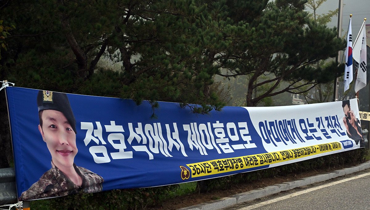 btschartsxdaily's tweet photo. Banners for #Jhope 💜 https://t.co/OTHSsOWYfY