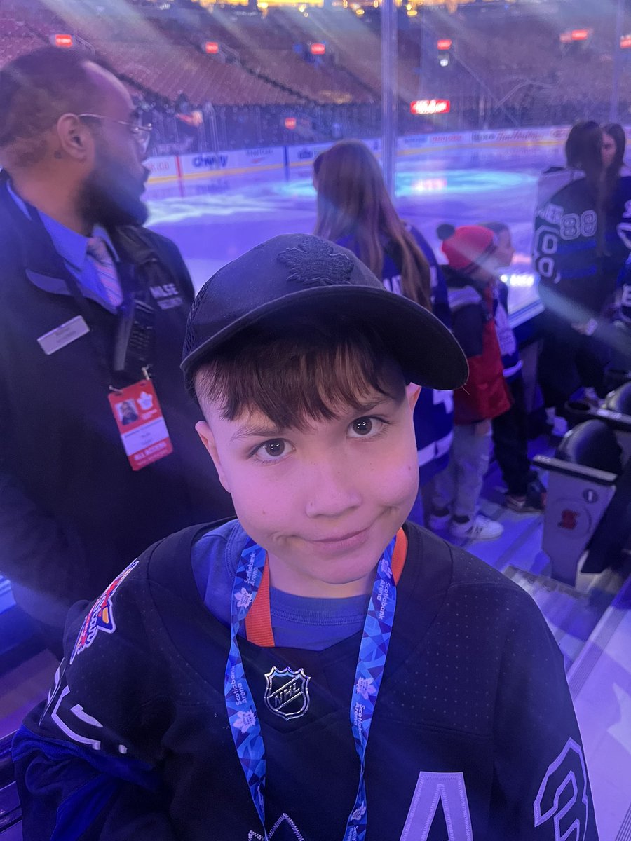 Team_smartass's tweet photo. #leafsforever #goleafsgo out with the best kid tonight. https://t.co/pGu32Wz0Rq