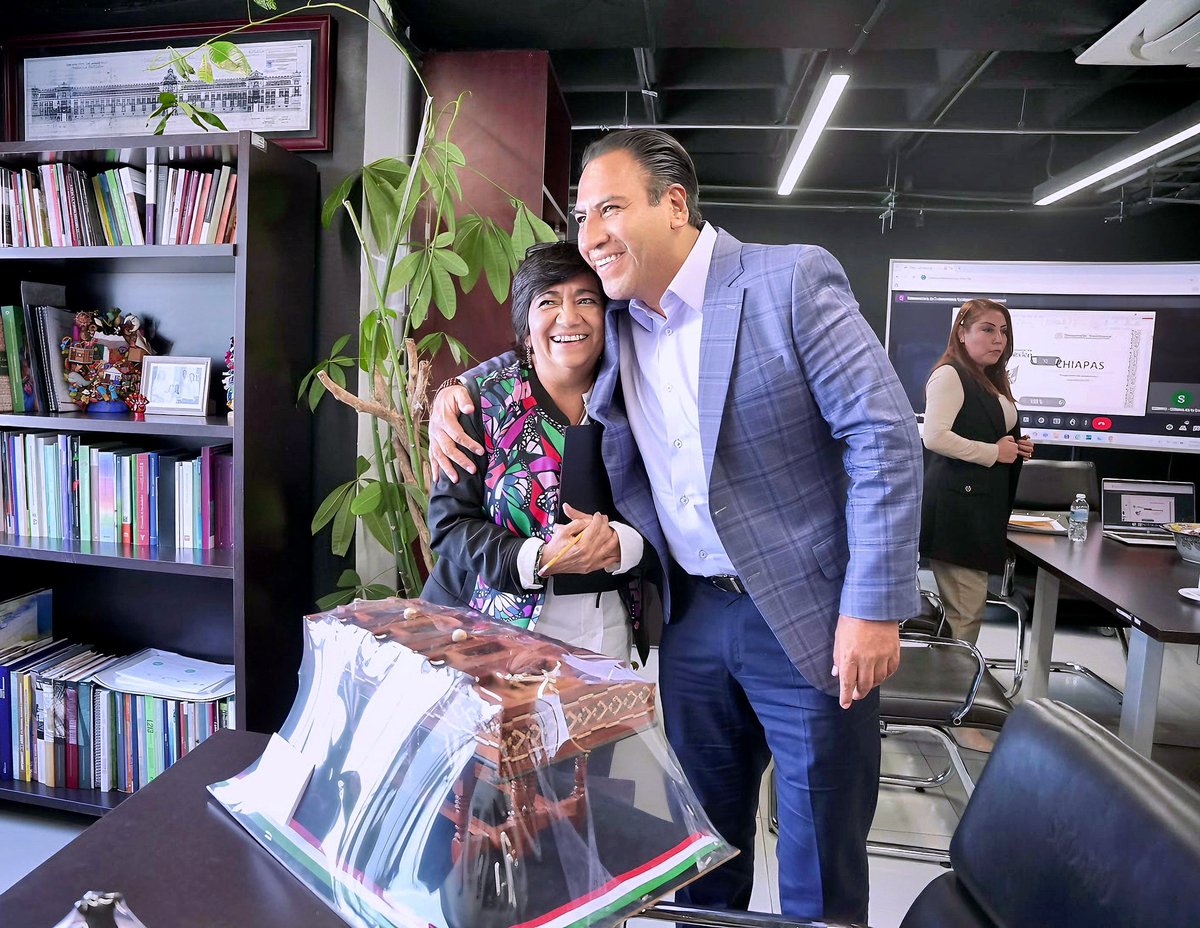 ramirezlalo_'s tweet photo. Asistí a una reunión de trabajo con la secretaria de Desarrollo Agrario, Territorial y Urbano, Edna Elena Vega Rangel; el subsecretario de Desarrollo Urbano y Vivienda, Víctor Hugo Hofmann Aguirre; y la próxima secretaria de Infraestructura en mi gobierno, Anakaren Gómez Zuart.
En esta reunión, dialogamos sobre interesantes proyectos que tenemos para Chiapas, donde buscaremos el acompañamiento y una colaboración cercana con la Federación para impulsar el desarrollo y crecimiento de nuestro estado.

Planteamos la construcción de 15,000 viviendas para derechohabientes y 30,000 para no derechohabientes. Sin embargo, buscaremos la incorporación de más beneficiarios con el apoyo de nuestra presidenta.

En la Nueva ERA, construimos de manera conjunta con nuestra presidenta, Claudia Sheinbaum Pardo @Claudiashein, el segundo piso de la Cuarta Transformación de Chiapas y México.