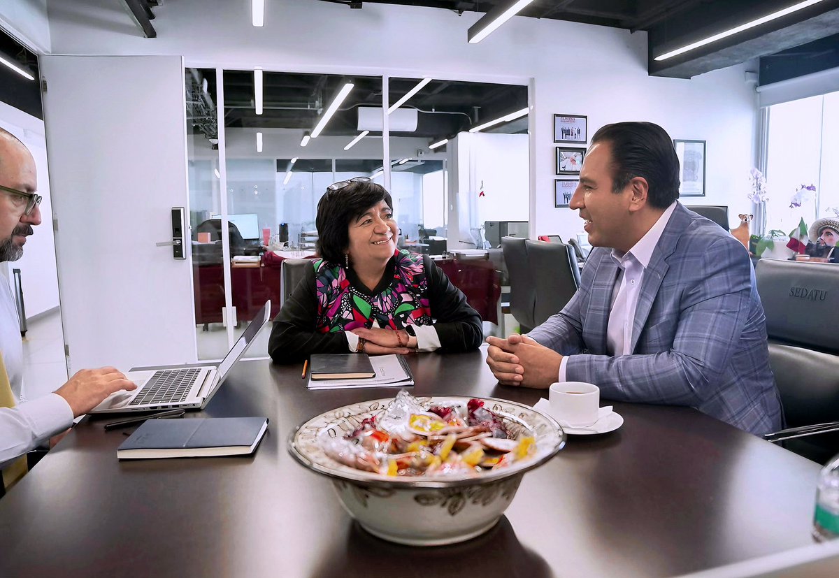 ramirezlalo_'s tweet photo. Asistí a una reunión de trabajo con la secretaria de Desarrollo Agrario, Territorial y Urbano, Edna Elena Vega Rangel; el subsecretario de Desarrollo Urbano y Vivienda, Víctor Hugo Hofmann Aguirre; y la próxima secretaria de Infraestructura en mi gobierno, Anakaren Gómez Zuart.
En esta reunión, dialogamos sobre interesantes proyectos que tenemos para Chiapas, donde buscaremos el acompañamiento y una colaboración cercana con la Federación para impulsar el desarrollo y crecimiento de nuestro estado.

Planteamos la construcción de 15,000 viviendas para derechohabientes y 30,000 para no derechohabientes. Sin embargo, buscaremos la incorporación de más beneficiarios con el apoyo de nuestra presidenta.

En la Nueva ERA, construimos de manera conjunta con nuestra presidenta, Claudia Sheinbaum Pardo @Claudiashein, el segundo piso de la Cuarta Transformación de Chiapas y México.