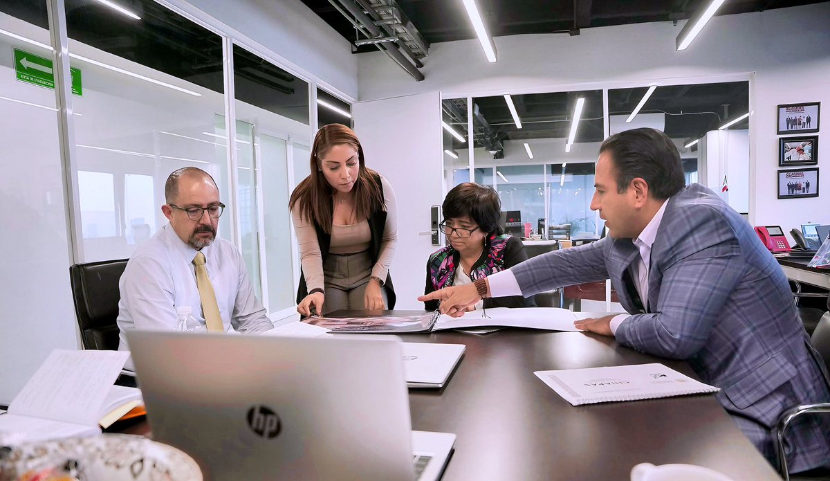 ramirezlalo_'s tweet photo. Asistí a una reunión de trabajo con la secretaria de Desarrollo Agrario, Territorial y Urbano, Edna Elena Vega Rangel; el subsecretario de Desarrollo Urbano y Vivienda, Víctor Hugo Hofmann Aguirre; y la próxima secretaria de Infraestructura en mi gobierno, Anakaren Gómez Zuart.
En esta reunión, dialogamos sobre interesantes proyectos que tenemos para Chiapas, donde buscaremos el acompañamiento y una colaboración cercana con la Federación para impulsar el desarrollo y crecimiento de nuestro estado.

Planteamos la construcción de 15,000 viviendas para derechohabientes y 30,000 para no derechohabientes. Sin embargo, buscaremos la incorporación de más beneficiarios con el apoyo de nuestra presidenta.

En la Nueva ERA, construimos de manera conjunta con nuestra presidenta, Claudia Sheinbaum Pardo @Claudiashein, el segundo piso de la Cuarta Transformación de Chiapas y México.