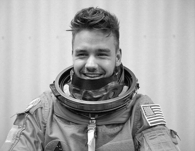 tiadojack's tweet photo. Eu te amo Liam Payne desde os meus 13 anos, ninguém faz ideia do quanto está doendo, me dói ter parado de te acompanhar, dói tudo o que aconteceu, você merecia mais, te amo tanto, te amei tanto, obrigada pelos anos incríveis, você mudou minha vida, cuida de tudo aí de cima 🕊🤍 https://t.co/77AsrJ6L7U